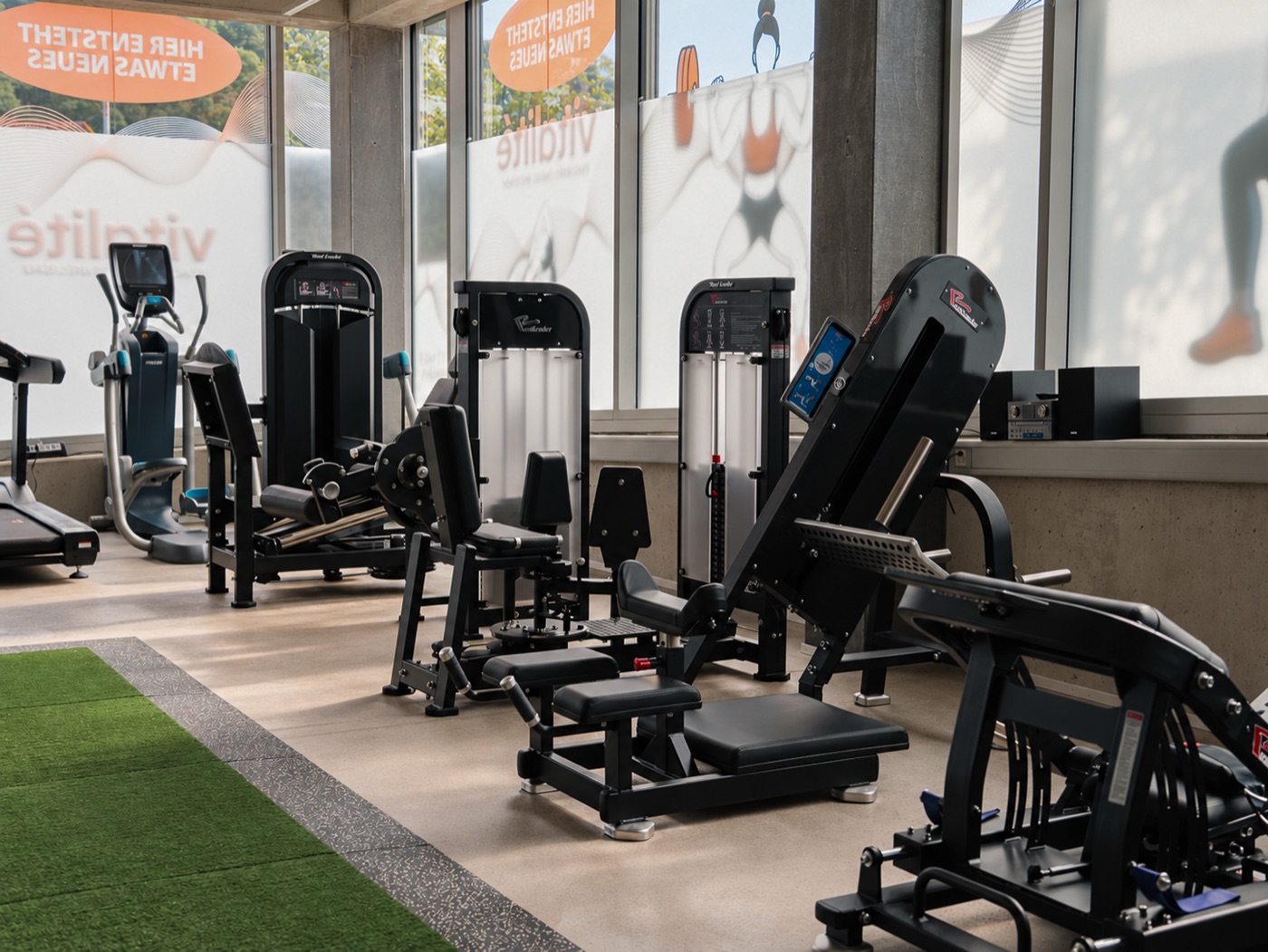 Vitalité Frauenfitness Willisau: Bein- und Cardiogeräte am Fenster