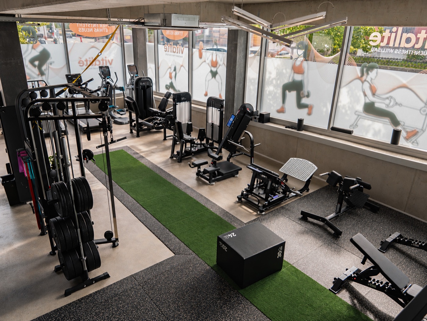 Vitalité Frauenfitness Willisau: Blick über die gesamte Trainingsfläche mit Functional-Trainer